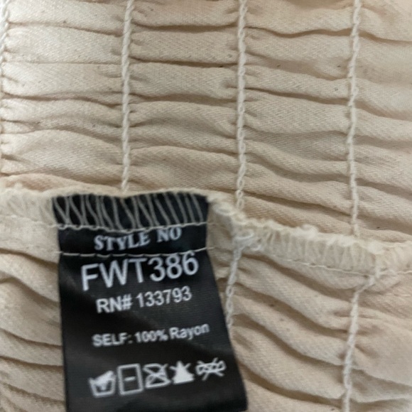 NWOT POL Smocked Balloon Sleeves Beige
Top. Size Small - Picture 6 of 6